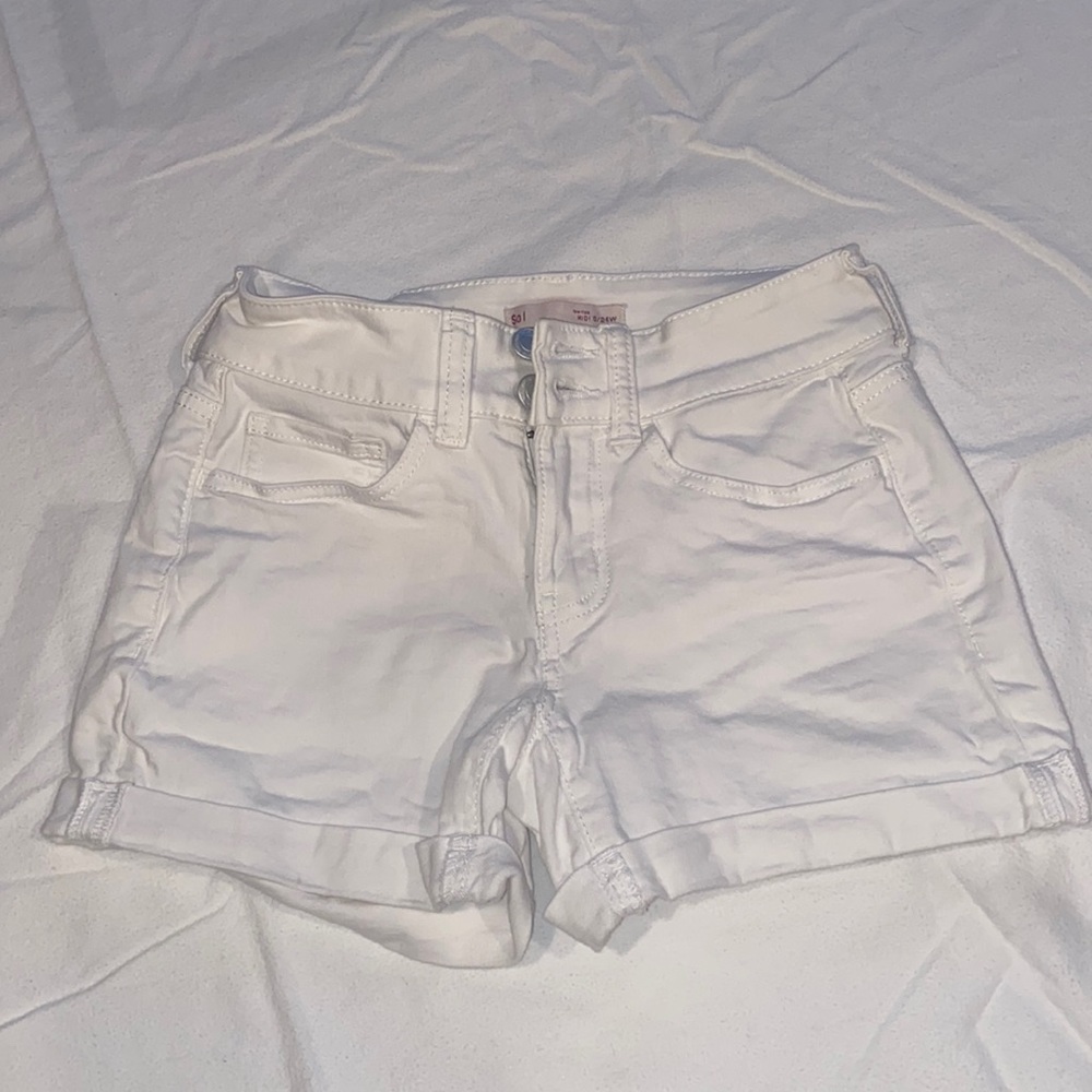 modest, double buttoned, white jean short - JM